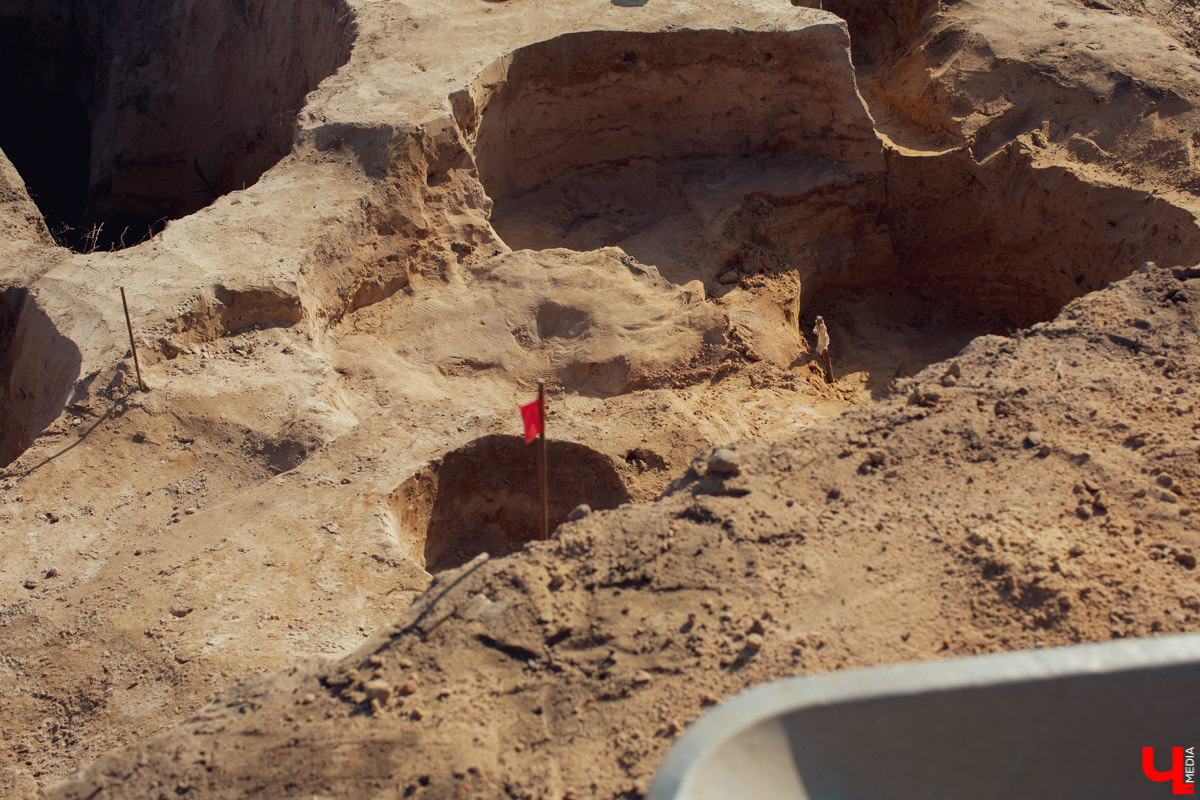 15 августа в России отметили свой профессиональный день археологи. Не поговорить на тему раскопок в такую дату было бы просто преступлением. И оттого сегодня речь пойдет про самые ценные находки «Владимирского областного центра археологии при ВлГУ» и предстоящие ему раскопки.