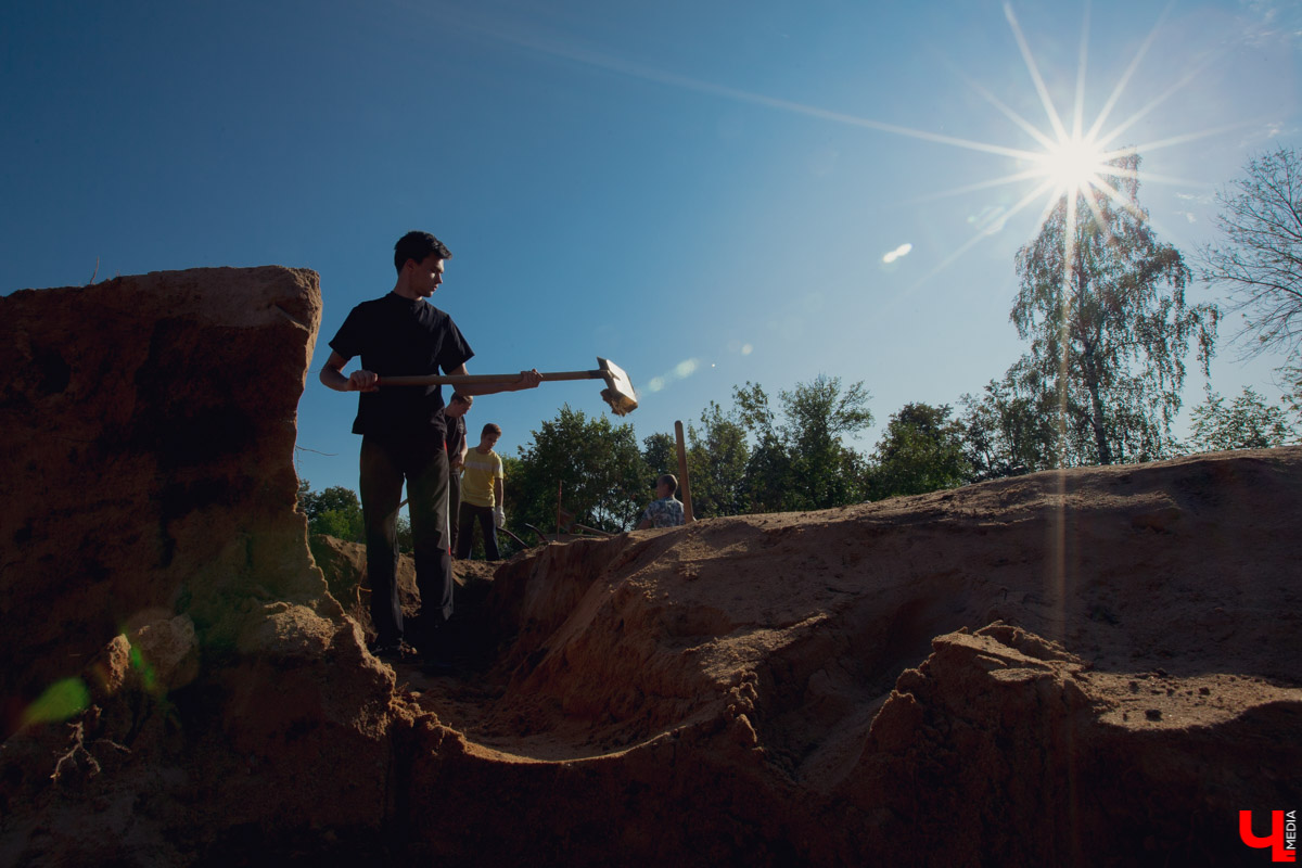 15 августа в России отметили свой профессиональный день археологи. Не поговорить на тему раскопок в такую дату было бы просто преступлением. И оттого сегодня речь пойдет про самые ценные находки «Владимирского областного центра археологии при ВлГУ» и предстоящие ему раскопки.