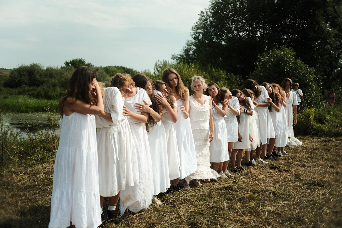 Недавно в окрестностях Суздаля прошла юбилейная творческая лаборатория «Человек Мира». В течение недели 100 участников жили в селе Фомиха и создавали масштабный спектакль, состоящий из 10 свадебных церемоний. Результат эксперимента зрители наблюдали в течение 24 часов.
