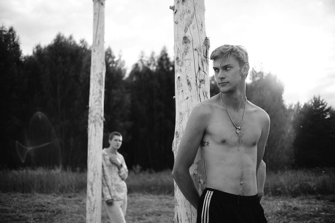 Недавно в окрестностях Суздаля прошла юбилейная творческая лаборатория «Человек Мира». В течение недели 100 участников жили в селе Фомиха и создавали масштабный спектакль, состоящий из 10 свадебных церемоний. Результат эксперимента зрители наблюдали в течение 24 часов.