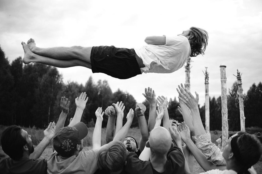 Недавно в окрестностях Суздаля прошла юбилейная творческая лаборатория «Человек Мира». В течение недели 100 участников жили в селе Фомиха и создавали масштабный спектакль, состоящий из 10 свадебных церемоний. Результат эксперимента зрители наблюдали в течение 24 часов.