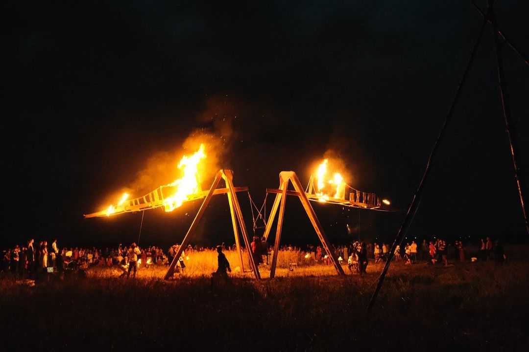 Недавно в окрестностях Суздаля прошла юбилейная творческая лаборатория «Человек Мира». В течение недели 100 участников жили в селе Фомиха и создавали масштабный спектакль, состоящий из 10 свадебных церемоний. Результат эксперимента зрители наблюдали в течение 24 часов.