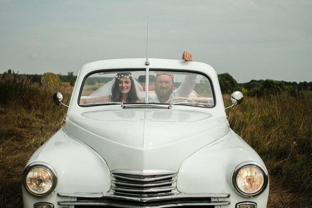 Недавно в окрестностях Суздаля прошла юбилейная творческая лаборатория «Человек Мира». В течение недели 100 участников жили в селе Фомиха и создавали масштабный спектакль, состоящий из 10 свадебных церемоний. Результат эксперимента зрители наблюдали в течение 24 часов.