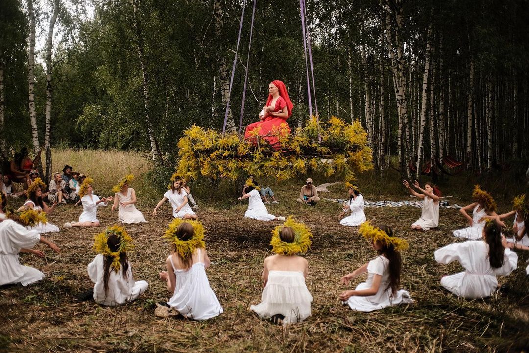 Недавно в окрестностях Суздаля прошла юбилейная творческая лаборатория «Человек Мира». В течение недели 100 участников жили в селе Фомиха и создавали масштабный спектакль, состоящий из 10 свадебных церемоний. Результат эксперимента зрители наблюдали в течение 24 часов.