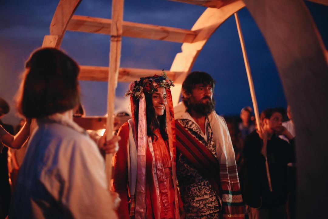 Недавно в окрестностях Суздаля прошла юбилейная творческая лаборатория «Человек Мира». В течение недели 100 участников жили в селе Фомиха и создавали масштабный спектакль, состоящий из 10 свадебных церемоний. Результат эксперимента зрители наблюдали в течение 24 часов.