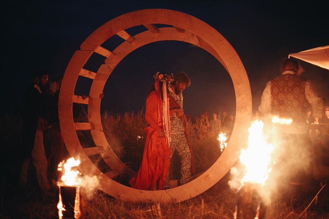 Недавно в окрестностях Суздаля прошла юбилейная творческая лаборатория «Человек Мира». В течение недели 100 участников жили в селе Фомиха и создавали масштабный спектакль, состоящий из 10 свадебных церемоний. Результат эксперимента зрители наблюдали в течение 24 часов.