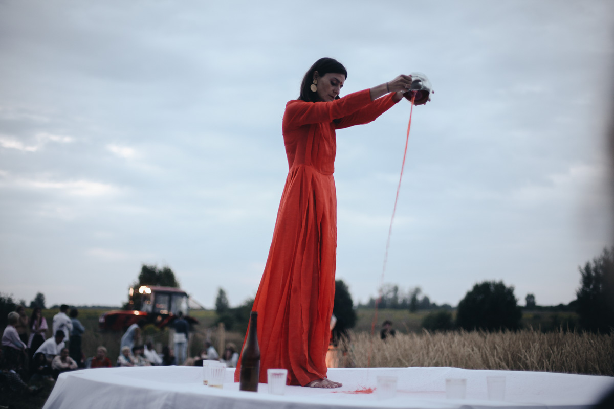 Недавно в окрестностях Суздаля прошла юбилейная творческая лаборатория «Человек Мира». В течение недели 100 участников жили в селе Фомиха и создавали масштабный спектакль, состоящий из 10 свадебных церемоний. Результат эксперимента зрители наблюдали в течение 24 часов.