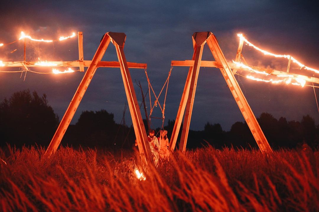 Недавно в окрестностях Суздаля прошла юбилейная творческая лаборатория «Человек Мира». В течение недели 100 участников жили в селе Фомиха и создавали масштабный спектакль, состоящий из 10 свадебных церемоний. Результат эксперимента зрители наблюдали в течение 24 часов.