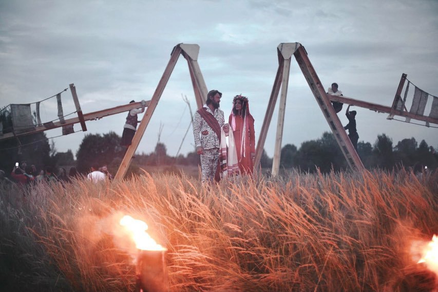 Недавно в окрестностях Суздаля прошла юбилейная творческая лаборатория «Человек Мира». В течение недели 100 участников жили в селе Фомиха и создавали масштабный спектакль, состоящий из 10 свадебных церемоний. Результат эксперимента зрители наблюдали в течение 24 часов.