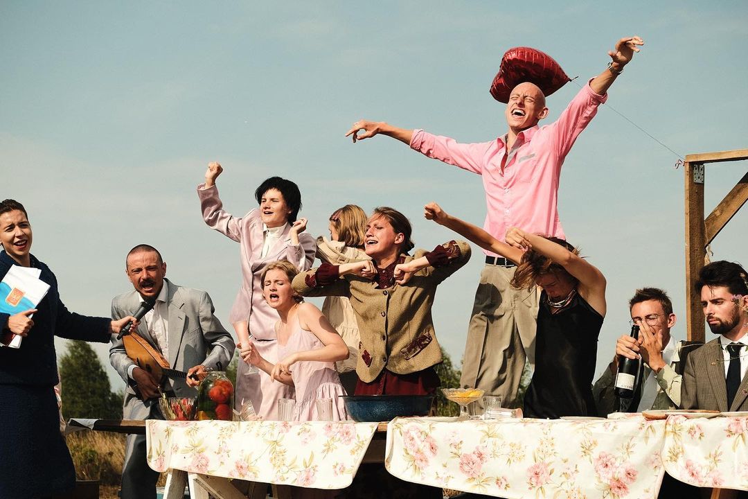 Недавно в окрестностях Суздаля прошла юбилейная творческая лаборатория «Человек Мира». В течение недели 100 участников жили в селе Фомиха и создавали масштабный спектакль, состоящий из 10 свадебных церемоний. Результат эксперимента зрители наблюдали в течение 24 часов.