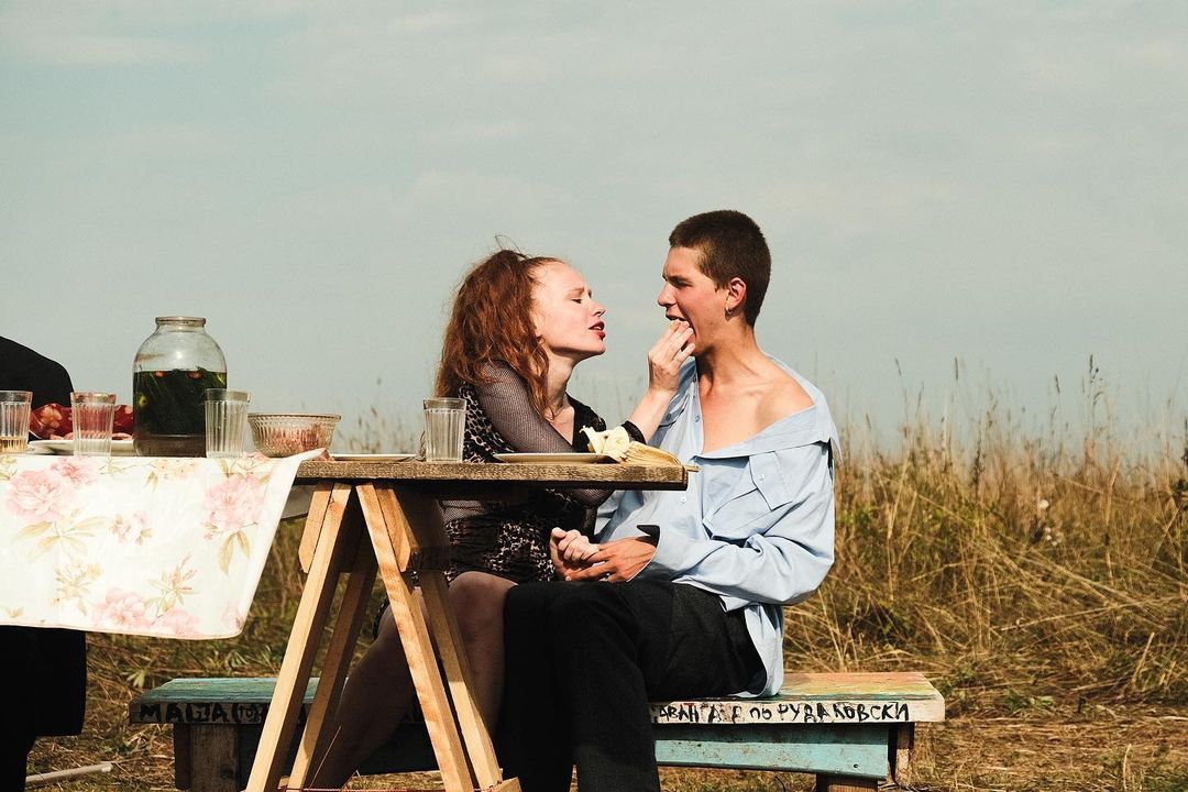 Недавно в окрестностях Суздаля прошла юбилейная творческая лаборатория «Человек Мира». В течение недели 100 участников жили в селе Фомиха и создавали масштабный спектакль, состоящий из 10 свадебных церемоний. Результат эксперимента зрители наблюдали в течение 24 часов.