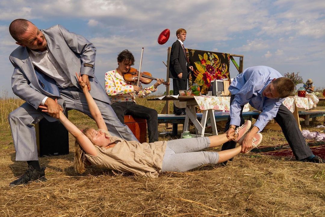 Недавно в окрестностях Суздаля прошла юбилейная творческая лаборатория «Человек Мира». В течение недели 100 участников жили в селе Фомиха и создавали масштабный спектакль, состоящий из 10 свадебных церемоний. Результат эксперимента зрители наблюдали в течение 24 часов.