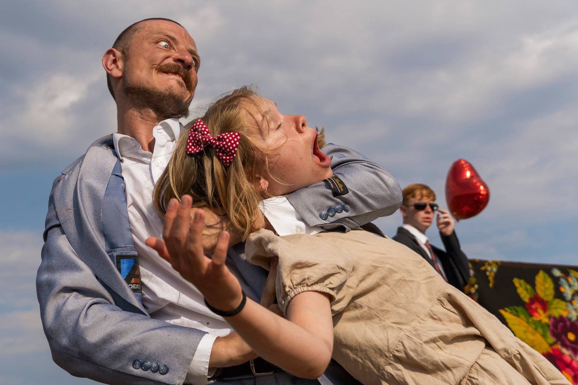 Недавно в окрестностях Суздаля прошла юбилейная творческая лаборатория «Человек Мира». В течение недели 100 участников жили в селе Фомиха и создавали масштабный спектакль, состоящий из 10 свадебных церемоний. Результат эксперимента зрители наблюдали в течение 24 часов.
