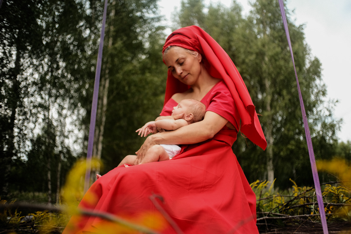 Недавно в окрестностях Суздаля прошла юбилейная творческая лаборатория «Человек Мира». В течение недели 100 участников жили в селе Фомиха и создавали масштабный спектакль, состоящий из 10 свадебных церемоний. Результат эксперимента зрители наблюдали в течение 24 часов.