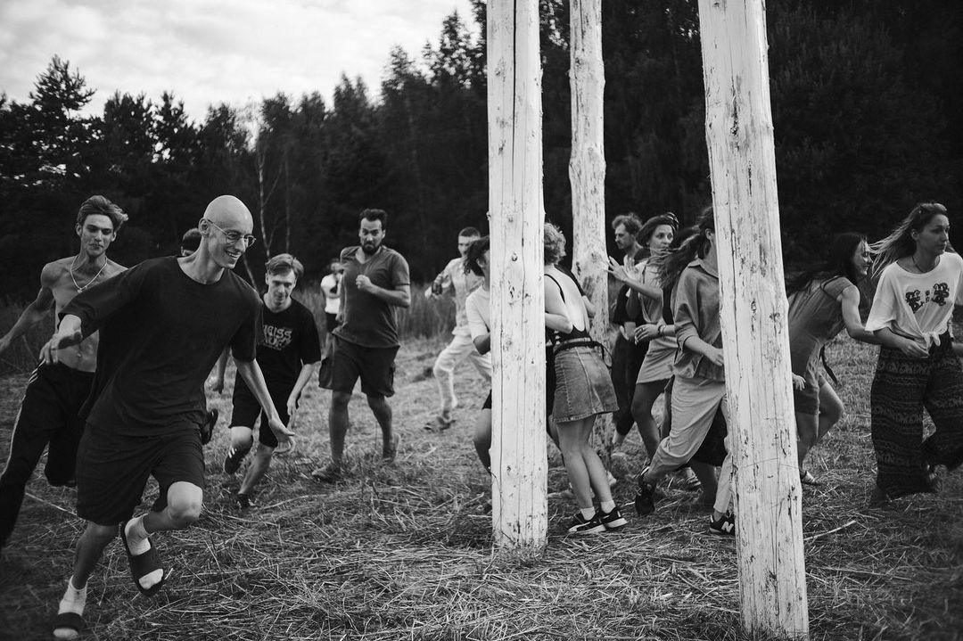 Недавно в окрестностях Суздаля прошла юбилейная творческая лаборатория «Человек Мира». В течение недели 100 участников жили в селе Фомиха и создавали масштабный спектакль, состоящий из 10 свадебных церемоний. Результат эксперимента зрители наблюдали в течение 24 часов.