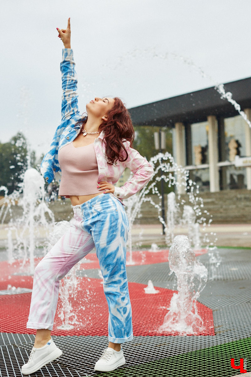 Ученики танцевальной школы «LaViDanza» обычно видят диву латины Валерию Лебедеву в спортивной одежде, за исключением занятий по high-heels, где девушка превращается в львицу, тигрицу и по жизни победительницу - высокий каблук обязывает. Однако, несмотря на бесконечную активность 25 часов в сутки, танцовщица вне работы очень даже любит наряжаться.