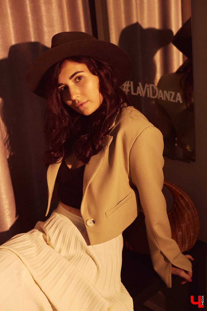 Ученики танцевальной школы «LaViDanza» обычно видят диву латины Валерию Лебедеву в спортивной одежде, за исключением занятий по high-heels, где девушка превращается в львицу, тигрицу и по жизни победительницу - высокий каблук обязывает. Однако, несмотря на бесконечную активность 25 часов в сутки, танцовщица вне работы очень даже любит наряжаться.