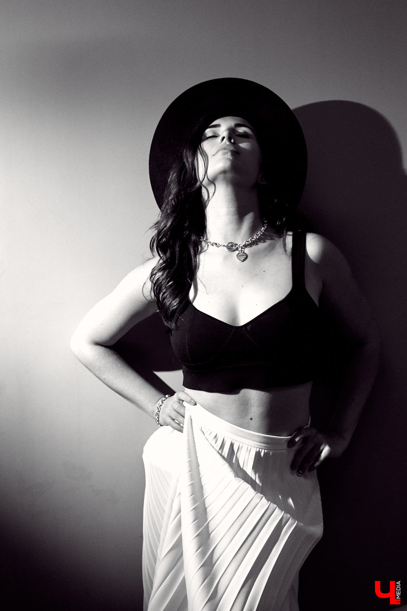 Ученики танцевальной школы «LaViDanza» обычно видят диву латины Валерию Лебедеву в спортивной одежде, за исключением занятий по high-heels, где девушка превращается в львицу, тигрицу и по жизни победительницу - высокий каблук обязывает. Однако, несмотря на бесконечную активность 25 часов в сутки, танцовщица вне работы очень даже любит наряжаться.