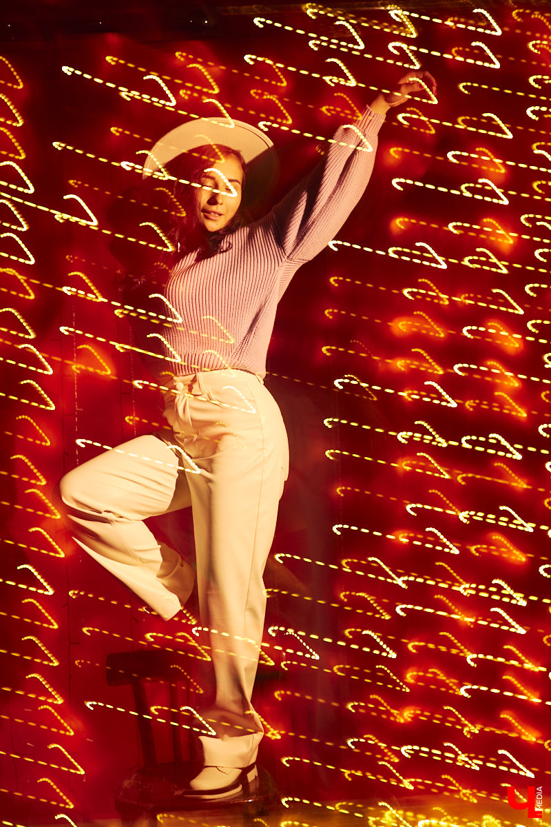 Ученики танцевальной школы «LaViDanza» обычно видят диву латины Валерию Лебедеву в спортивной одежде, за исключением занятий по high-heels, где девушка превращается в львицу, тигрицу и по жизни победительницу - высокий каблук обязывает. Однако, несмотря на бесконечную активность 25 часов в сутки, танцовщица вне работы очень даже любит наряжаться.