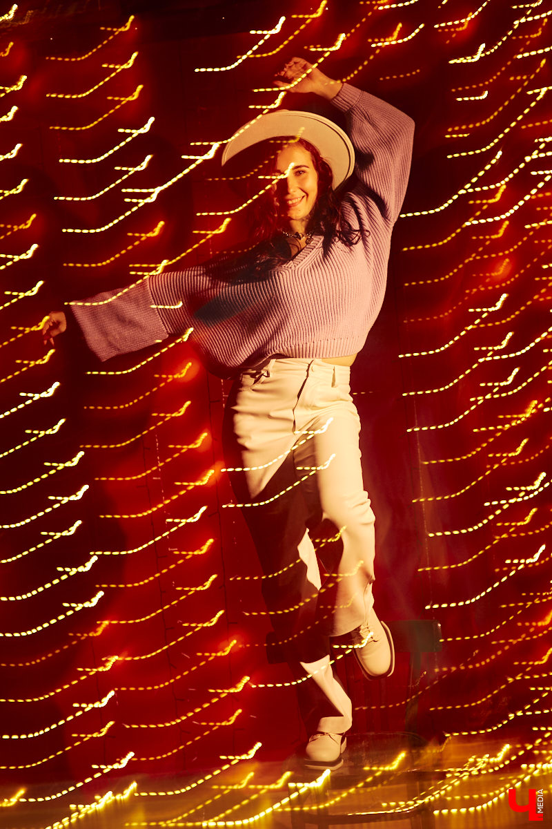 Ученики танцевальной школы «LaViDanza» обычно видят диву латины Валерию Лебедеву в спортивной одежде, за исключением занятий по high-heels, где девушка превращается в львицу, тигрицу и по жизни победительницу - высокий каблук обязывает. Однако, несмотря на бесконечную активность 25 часов в сутки, танцовщица вне работы очень даже любит наряжаться.