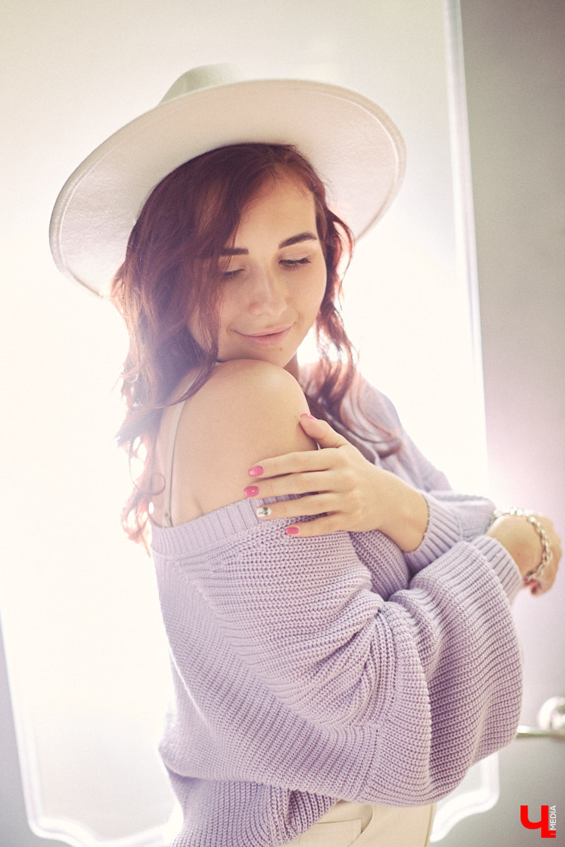 Ученики танцевальной школы «LaViDanza» обычно видят диву латины Валерию Лебедеву в спортивной одежде, за исключением занятий по high-heels, где девушка превращается в львицу, тигрицу и по жизни победительницу - высокий каблук обязывает. Однако, несмотря на бесконечную активность 25 часов в сутки, танцовщица вне работы очень даже любит наряжаться.