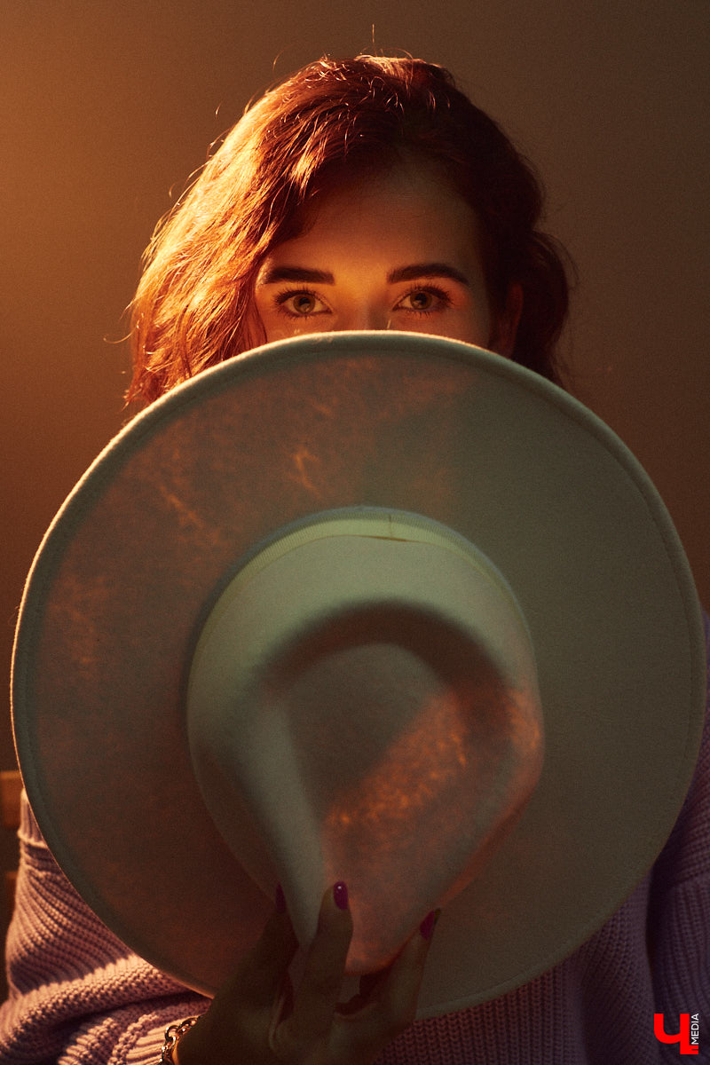 Ученики танцевальной школы «LaViDanza» обычно видят диву латины Валерию Лебедеву в спортивной одежде, за исключением занятий по high-heels, где девушка превращается в львицу, тигрицу и по жизни победительницу - высокий каблук обязывает. Однако, несмотря на бесконечную активность 25 часов в сутки, танцовщица вне работы очень даже любит наряжаться.