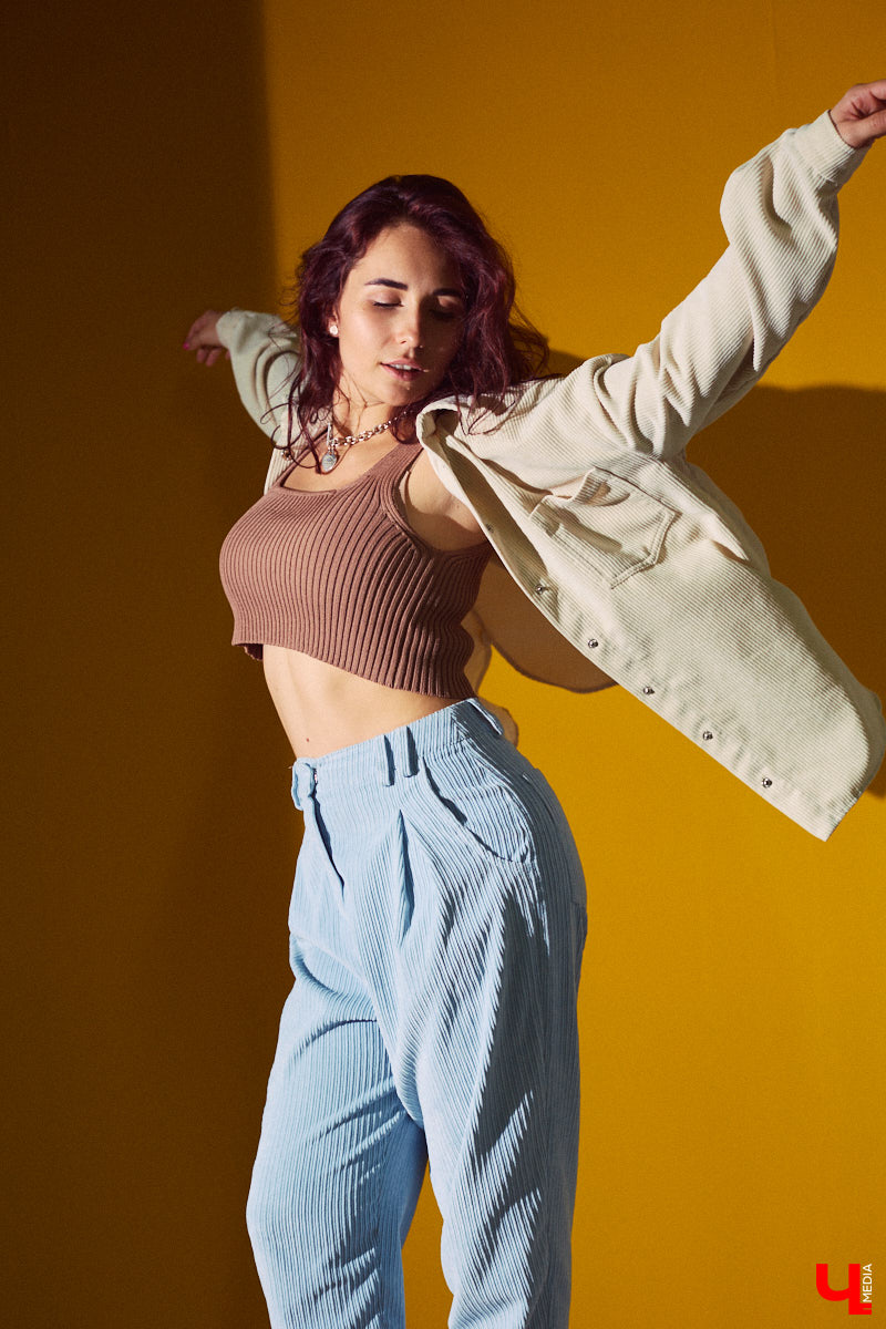 Ученики танцевальной школы «LaViDanza» обычно видят диву латины Валерию Лебедеву в спортивной одежде, за исключением занятий по high-heels, где девушка превращается в львицу, тигрицу и по жизни победительницу - высокий каблук обязывает. Однако, несмотря на бесконечную активность 25 часов в сутки, танцовщица вне работы очень даже любит наряжаться.