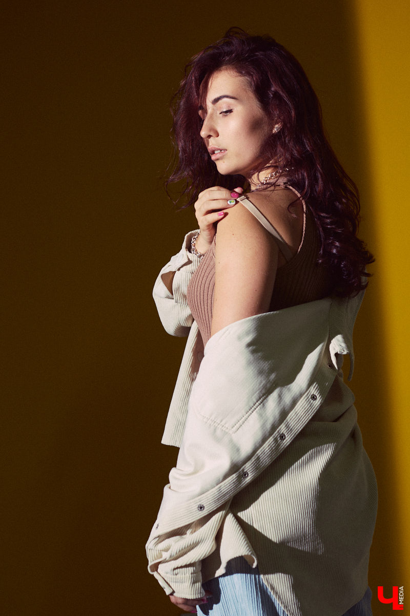 Ученики танцевальной школы «LaViDanza» обычно видят диву латины Валерию Лебедеву в спортивной одежде, за исключением занятий по high-heels, где девушка превращается в львицу, тигрицу и по жизни победительницу - высокий каблук обязывает. Однако, несмотря на бесконечную активность 25 часов в сутки, танцовщица вне работы очень даже любит наряжаться.