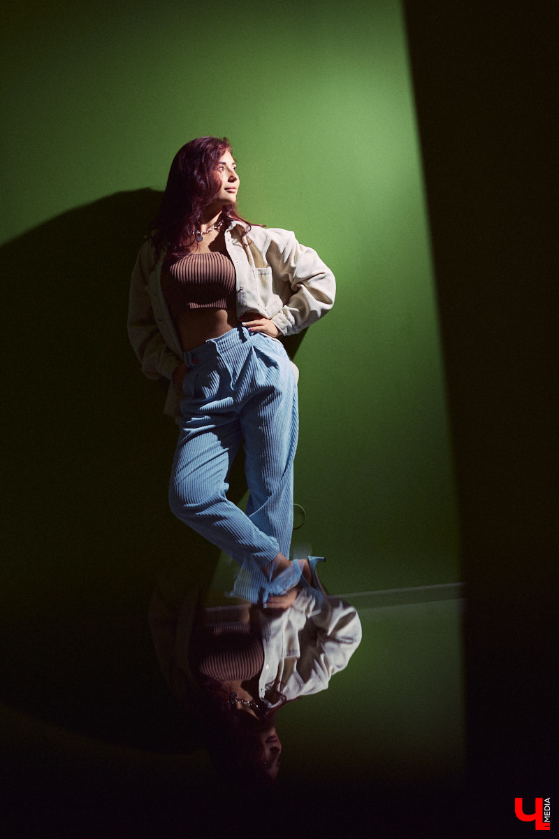 Ученики танцевальной школы «LaViDanza» обычно видят диву латины Валерию Лебедеву в спортивной одежде, за исключением занятий по high-heels, где девушка превращается в львицу, тигрицу и по жизни победительницу - высокий каблук обязывает. Однако, несмотря на бесконечную активность 25 часов в сутки, танцовщица вне работы очень даже любит наряжаться.