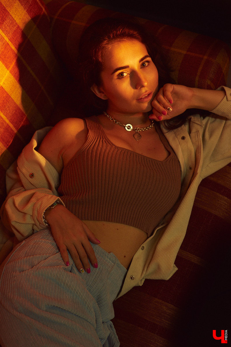 Ученики танцевальной школы «LaViDanza» обычно видят диву латины Валерию Лебедеву в спортивной одежде, за исключением занятий по high-heels, где девушка превращается в львицу, тигрицу и по жизни победительницу - высокий каблук обязывает. Однако, несмотря на бесконечную активность 25 часов в сутки, танцовщица вне работы очень даже любит наряжаться.