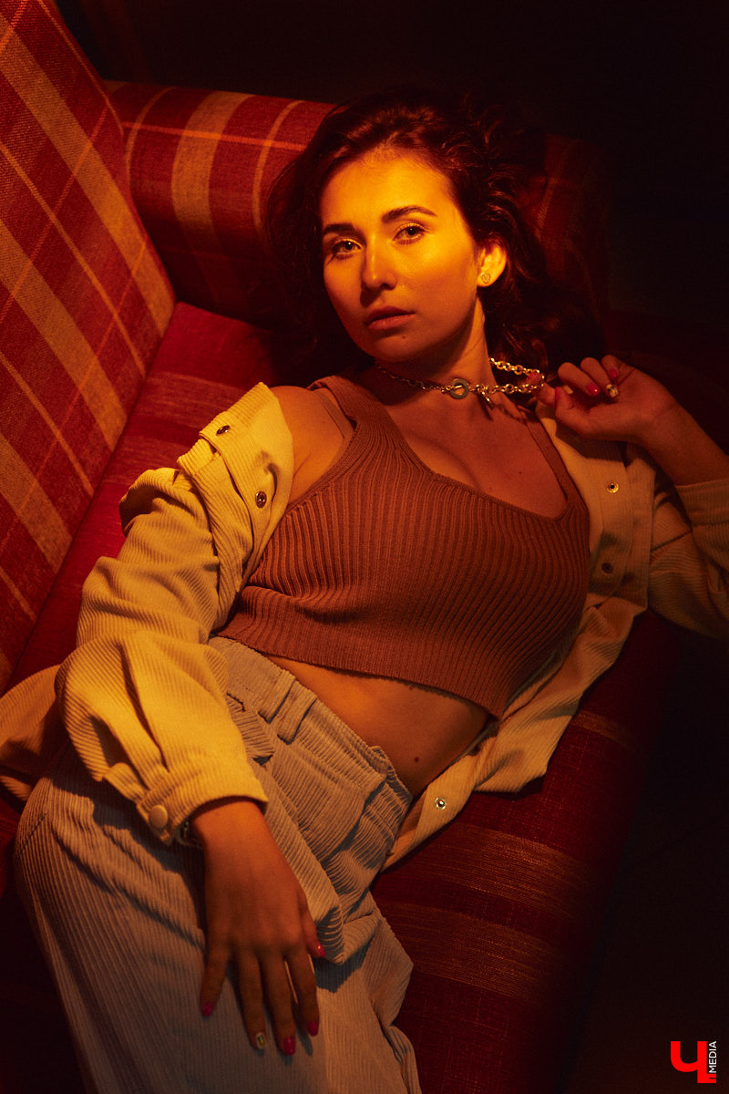 Ученики танцевальной школы «LaViDanza» обычно видят диву латины Валерию Лебедеву в спортивной одежде, за исключением занятий по high-heels, где девушка превращается в львицу, тигрицу и по жизни победительницу - высокий каблук обязывает. Однако, несмотря на бесконечную активность 25 часов в сутки, танцовщица вне работы очень даже любит наряжаться.