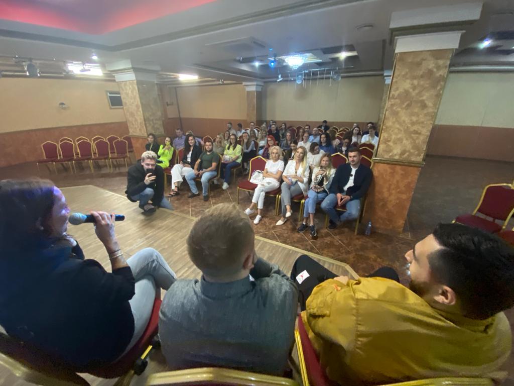 В пятницу 13-го августа во Владимире произошло знаковое событие: перевернув представление о том, что эта дата несчастливая, к нам в город прибыла звездная команда продюсерского центра «Insight People», чтобы предложить местным блогерам взаимовыгодное сотрудничество.