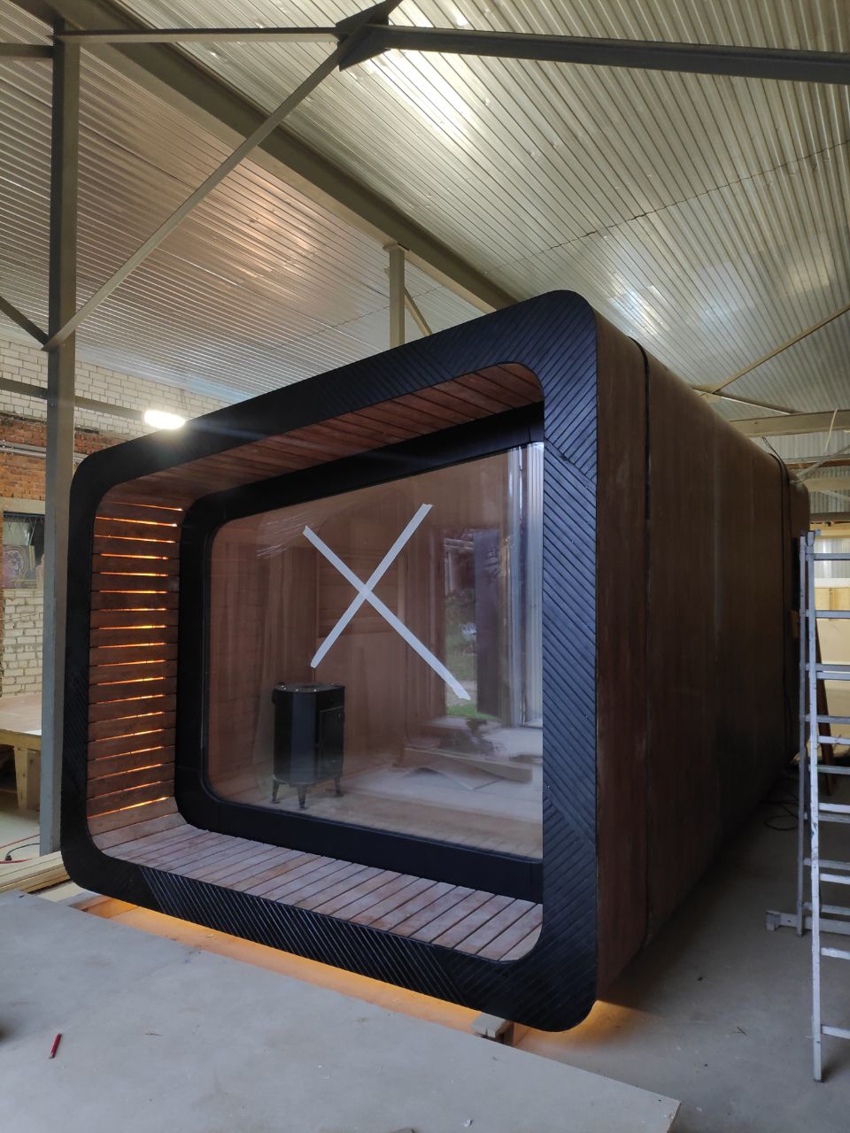 Владимирский архитектор Артём Рубцов продолжает удивлять профессиональными результатами в области создания модульных объектов. На этот раз он рассказал «Ключ-Медиа» про готовые 1,5 дома для романтического уикенда на двоих.