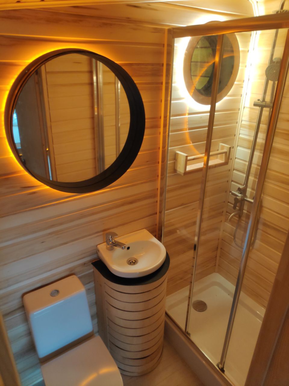 Владимирский архитектор Артём Рубцов продолжает удивлять профессиональными результатами в области создания модульных объектов. На этот раз он рассказал «Ключ-Медиа» про готовые 1,5 дома для романтического уикенда на двоих.