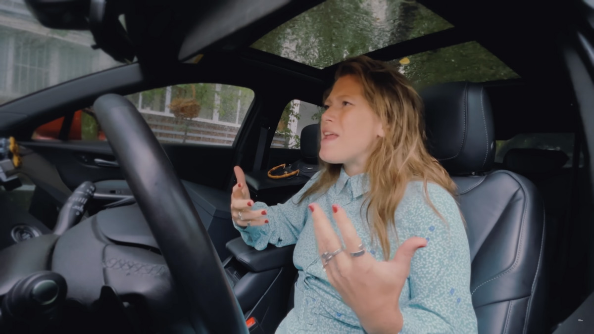 На днях в соцсетях вокалиста нашего любимого «Рекорд Оркестра» Тимофея Копылова появилась любопытная запись: «Песни о наболевшем, написанные за полчаса на Айфоне. Встречайте наш первый видеоклип (снятый тоже на Айфон) с Варварой Шмыковой в главной роли».