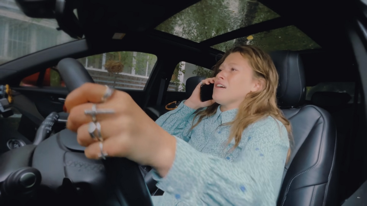 На днях в соцсетях вокалиста нашего любимого «Рекорд Оркестра» Тимофея Копылова появилась любопытная запись: «Песни о наболевшем, написанные за полчаса на Айфоне. Встречайте наш первый видеоклип (снятый тоже на Айфон) с Варварой Шмыковой в главной роли».