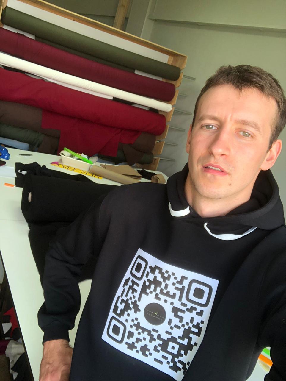 Надоело копаться в телефоне, ища ссылку на персональный QR-код? Владелец владимирского ателье Максим Вернигоров все придумал за вас и напечатал данные на одежде. Узнаем, как выглядит аутентичный look времен пандемии.