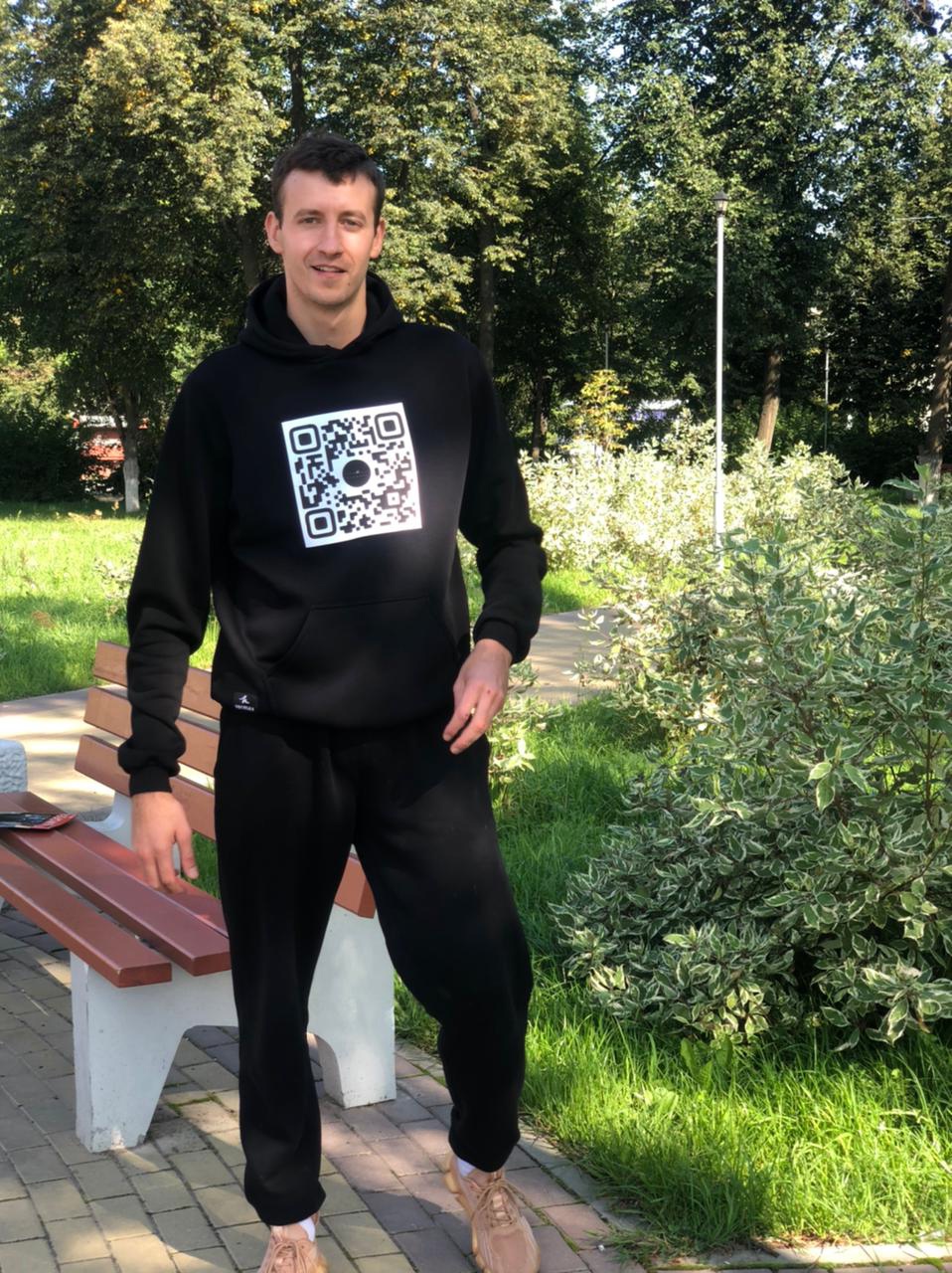 Надоело копаться в телефоне, ища ссылку на персональный QR-код? Владелец владимирского ателье Максим Вернигоров все придумал за вас и напечатал данные на одежде. Узнаем, как выглядит аутентичный look времен пандемии.