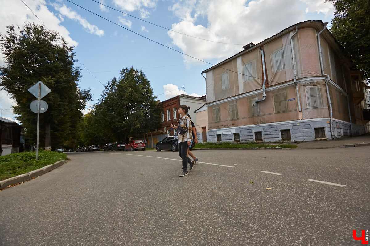 Все значимые объекты улицы Герцена располагаются по нечетной стороне: дома №№ 17, 21, 23, 29. Здесь жили известные русские деятели и революционеры. Шуршим первыми желтыми листочками на променаде с блогером и экскурсоводом-любителем Татьяной Быковой.