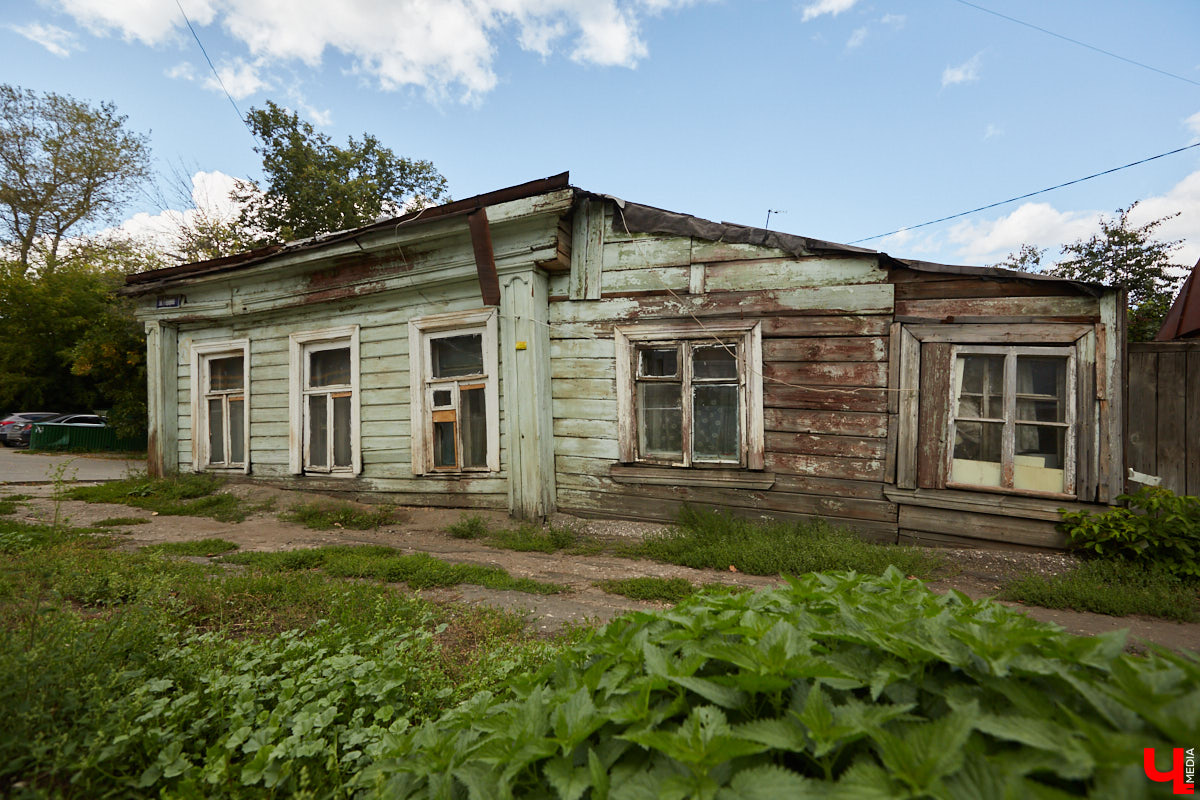 Все значимые объекты улицы Герцена располагаются по нечетной стороне: дома №№ 17, 21, 23, 29. Здесь жили известные русские деятели и революционеры. Шуршим первыми желтыми листочками на променаде с блогером и экскурсоводом-любителем Татьяной Быковой.