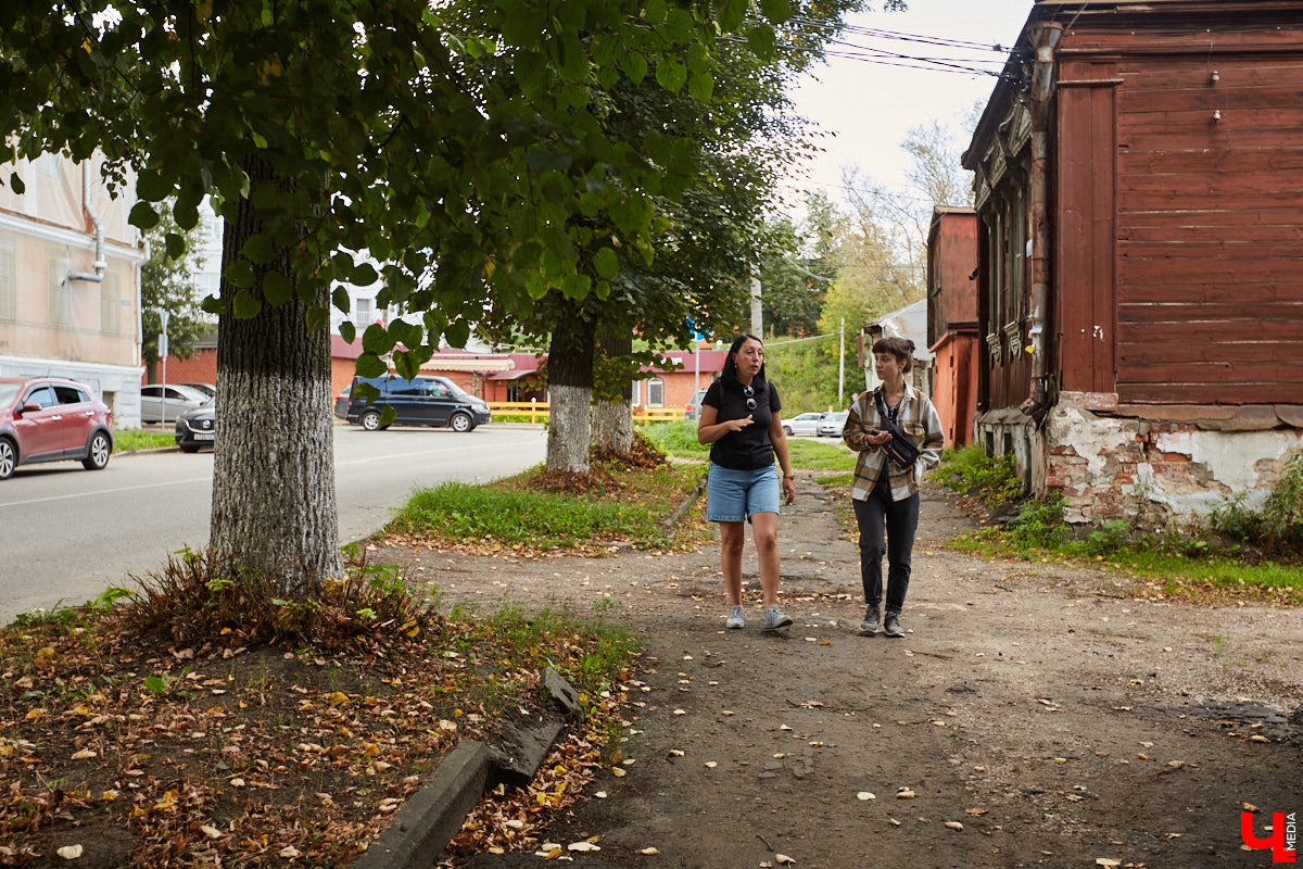 Все значимые объекты улицы Герцена располагаются по нечетной стороне: дома №№ 17, 21, 23, 29. Здесь жили известные русские деятели и революционеры. Шуршим первыми желтыми листочками на променаде с блогером и экскурсоводом-любителем Татьяной Быковой.