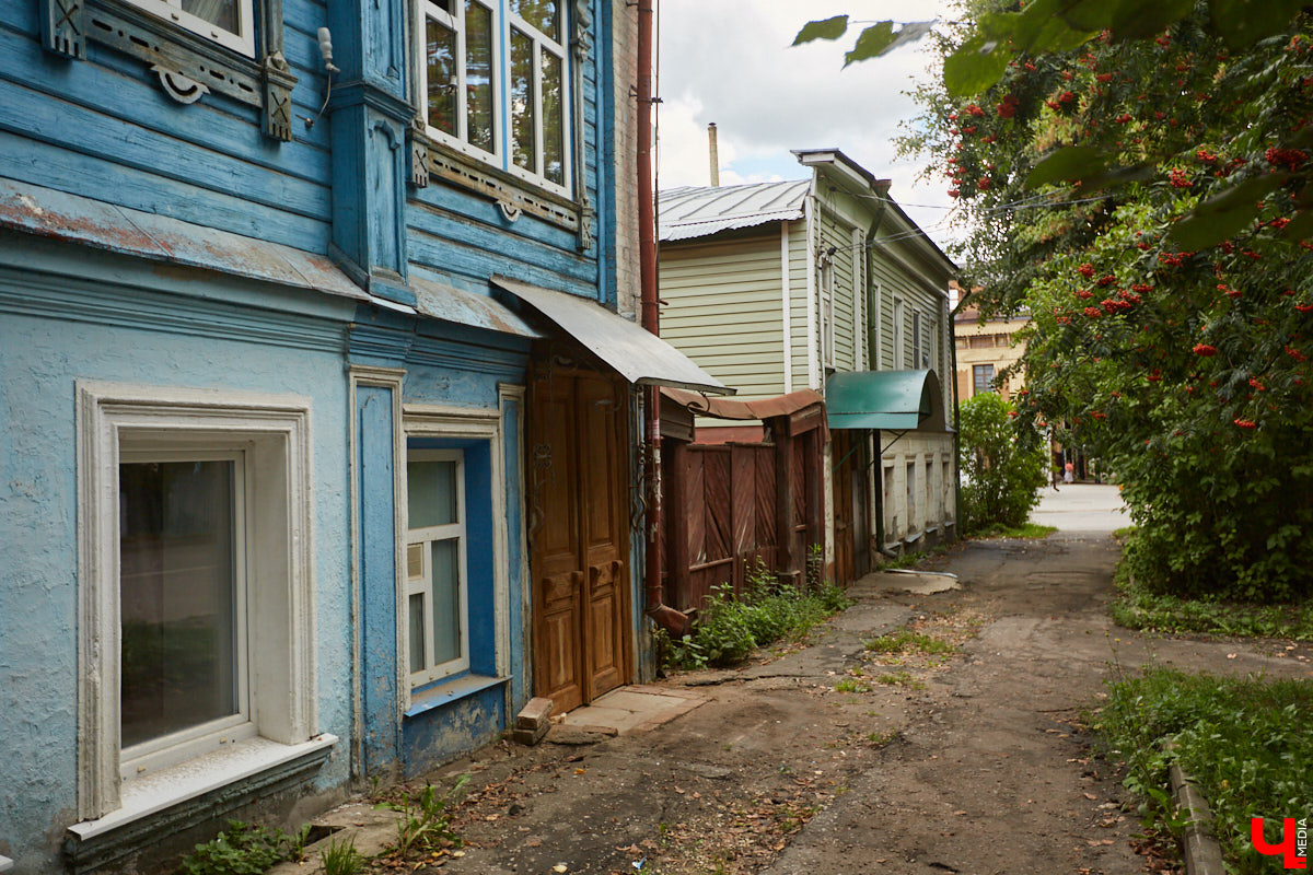 Все значимые объекты улицы Герцена располагаются по нечетной стороне: дома №№ 17, 21, 23, 29. Здесь жили известные русские деятели и революционеры. Шуршим первыми желтыми листочками на променаде с блогером и экскурсоводом-любителем Татьяной Быковой.