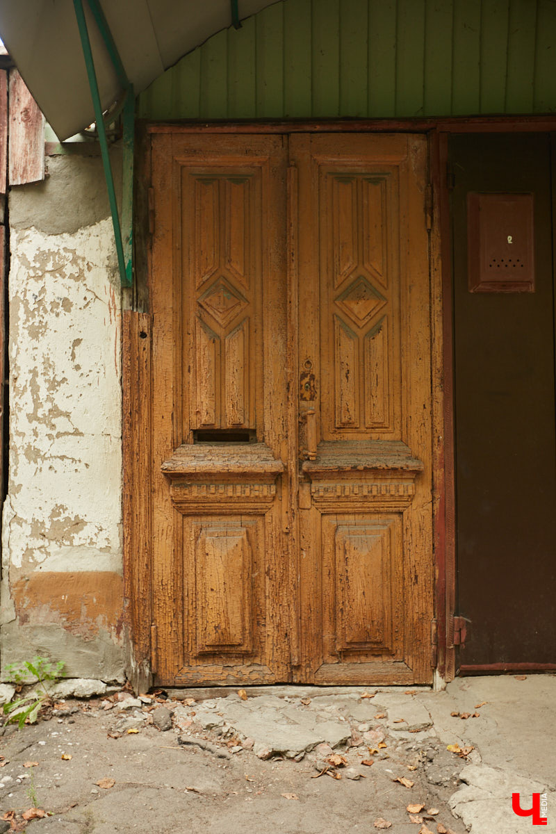 Все значимые объекты улицы Герцена располагаются по нечетной стороне: дома №№ 17, 21, 23, 29. Здесь жили известные русские деятели и революционеры. Шуршим первыми желтыми листочками на променаде с блогером и экскурсоводом-любителем Татьяной Быковой.