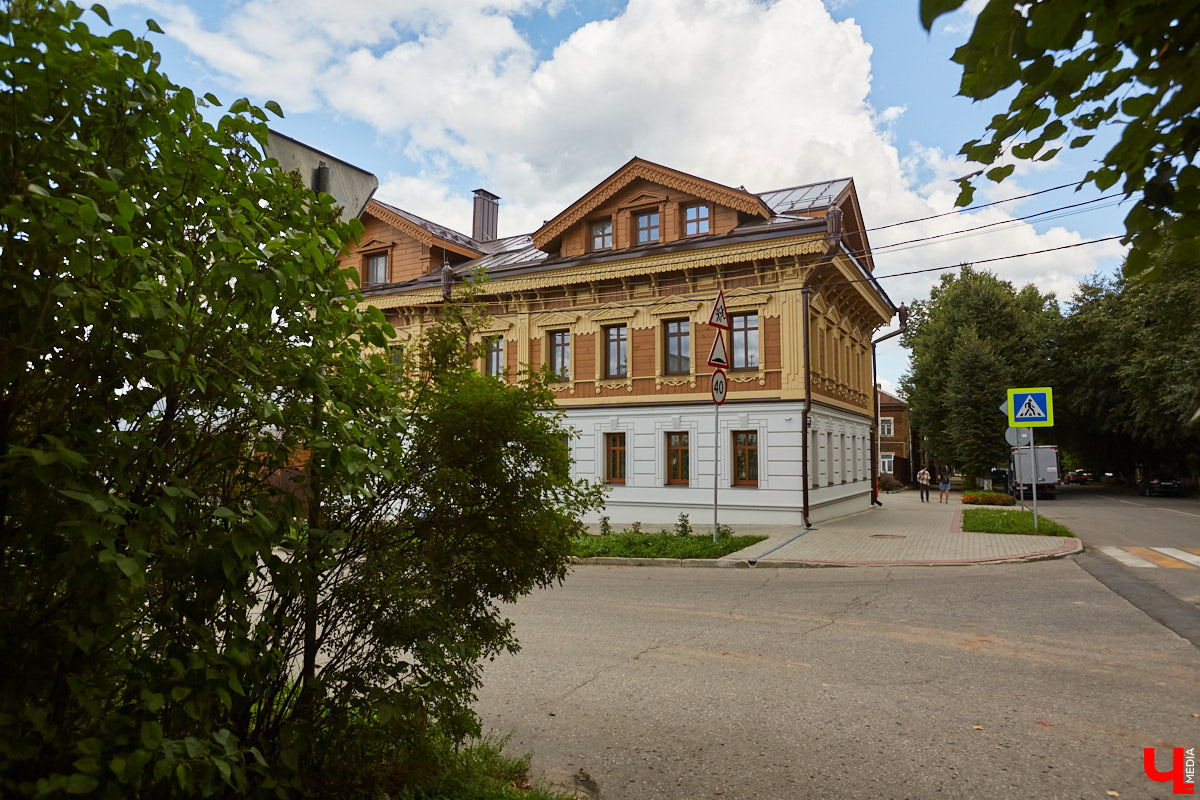 Все значимые объекты улицы Герцена располагаются по нечетной стороне: дома №№ 17, 21, 23, 29. Здесь жили известные русские деятели и революционеры. Шуршим первыми желтыми листочками на променаде с блогером и экскурсоводом-любителем Татьяной Быковой.