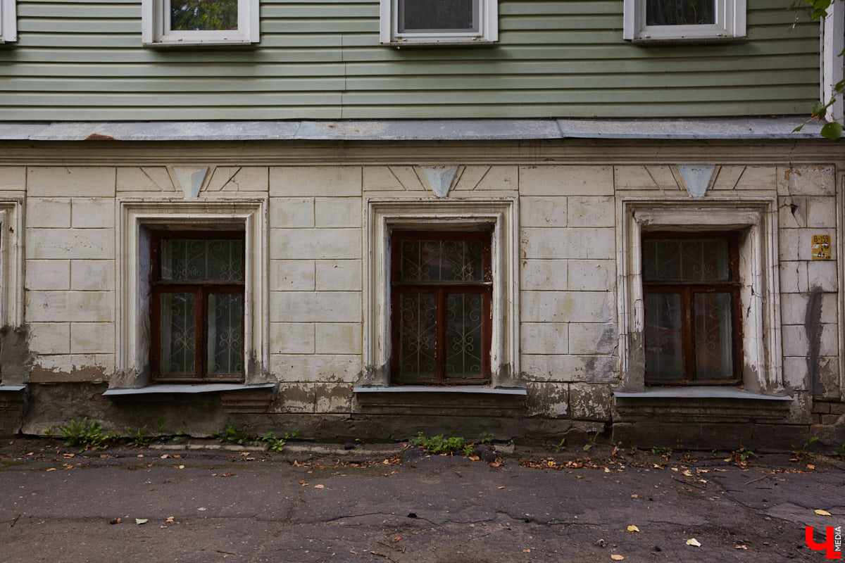 Все значимые объекты улицы Герцена располагаются по нечетной стороне: дома №№ 17, 21, 23, 29. Здесь жили известные русские деятели и революционеры. Шуршим первыми желтыми листочками на променаде с блогером и экскурсоводом-любителем Татьяной Быковой.