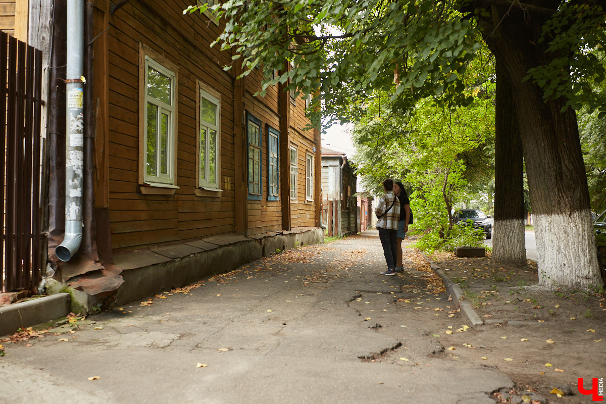 Все значимые объекты улицы Герцена располагаются по нечетной стороне: дома №№ 17, 21, 23, 29. Здесь жили известные русские деятели и революционеры. Шуршим первыми желтыми листочками на променаде с блогером и экскурсоводом-любителем Татьяной Быковой.