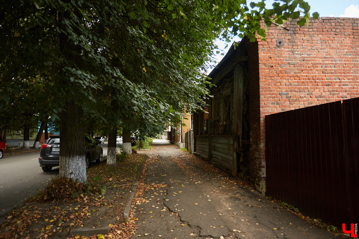 Все значимые объекты улицы Герцена располагаются по нечетной стороне: дома №№ 17, 21, 23, 29. Здесь жили известные русские деятели и революционеры. Шуршим первыми желтыми листочками на променаде с блогером и экскурсоводом-любителем Татьяной Быковой.