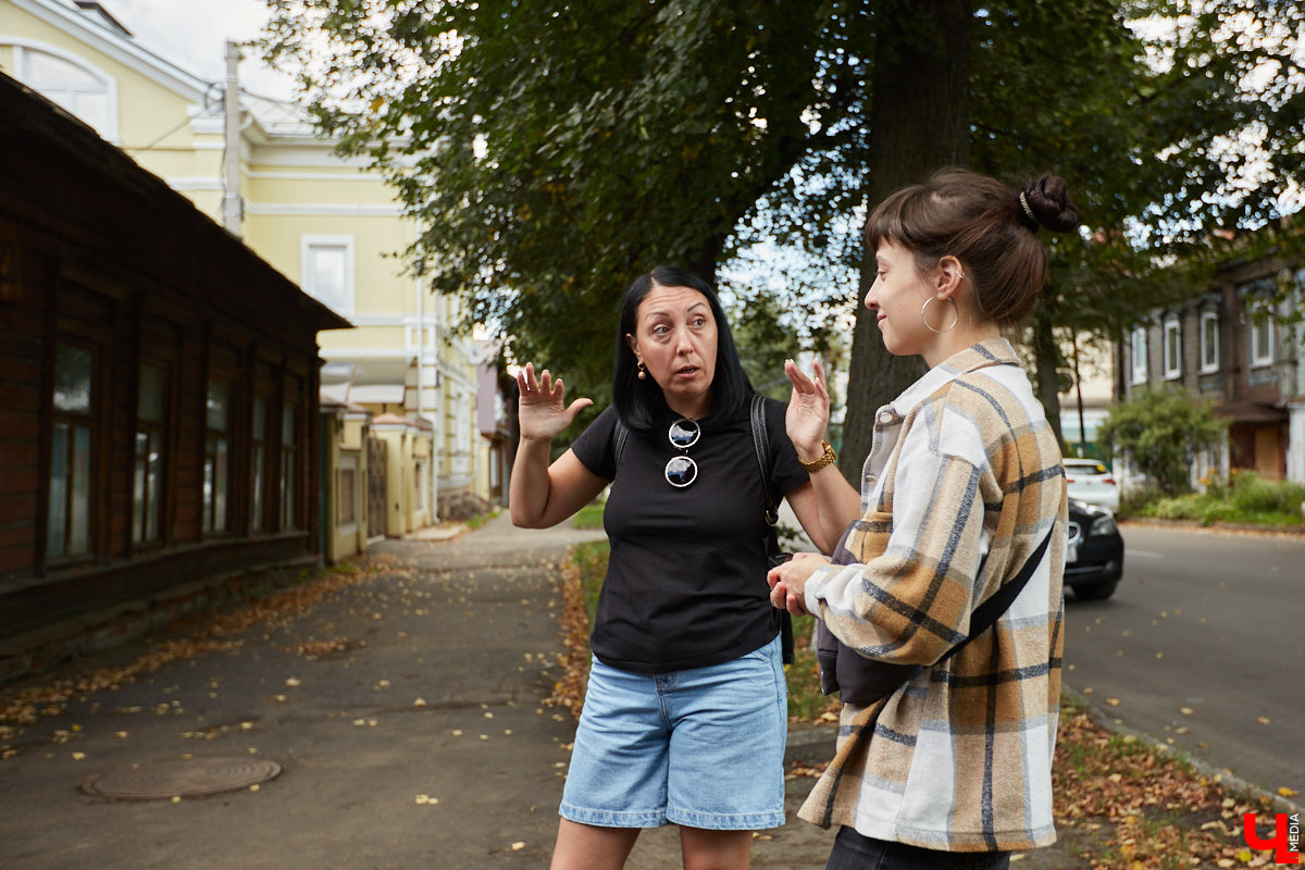 Все значимые объекты улицы Герцена располагаются по нечетной стороне: дома №№ 17, 21, 23, 29. Здесь жили известные русские деятели и революционеры. Шуршим первыми желтыми листочками на променаде с блогером и экскурсоводом-любителем Татьяной Быковой.