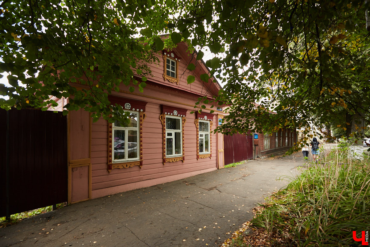 Все значимые объекты улицы Герцена располагаются по нечетной стороне: дома №№ 17, 21, 23, 29. Здесь жили известные русские деятели и революционеры. Шуршим первыми желтыми листочками на променаде с блогером и экскурсоводом-любителем Татьяной Быковой.