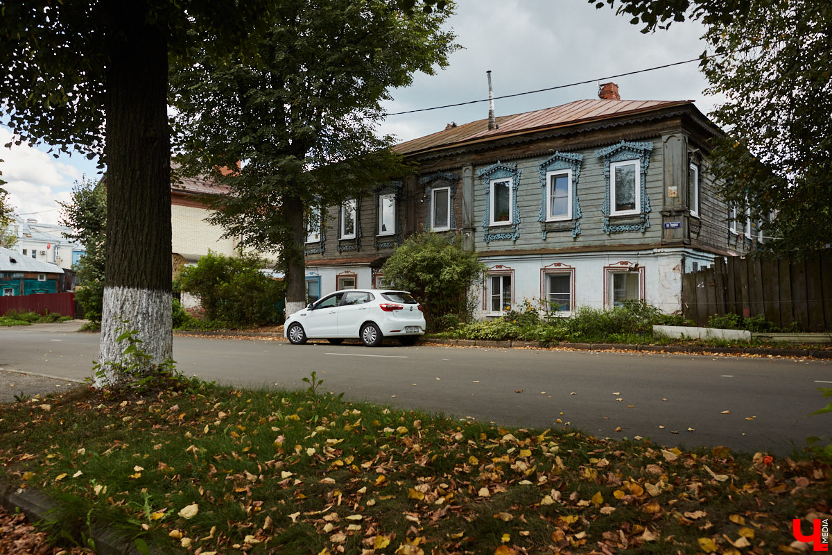 Все значимые объекты улицы Герцена располагаются по нечетной стороне: дома №№ 17, 21, 23, 29. Здесь жили известные русские деятели и революционеры. Шуршим первыми желтыми листочками на променаде с блогером и экскурсоводом-любителем Татьяной Быковой.